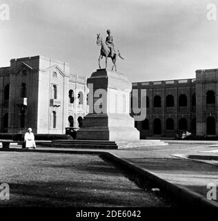 Soudan. Khartoum. Bureaux du gouvernement et statue équestre de Kitchener ca. 1936 Banque D'Images