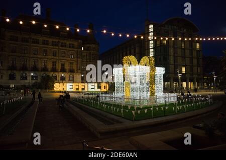 Sheffield, Royaume-Uni, 27 novembre 2020 : image grand angle des jardins de la paix dans le centre-ville avec l'exposition annuelle des lumières de noël Banque D'Images