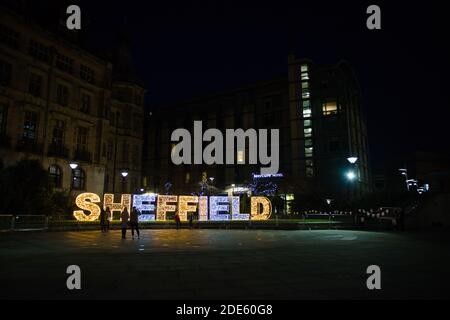 Sheffield, Royaume-Uni, 27 novembre 2020 : quelques personnes admirent les lumières de noël de sheffield lors de la deuxième écluse de Covid. Jardin de la paix Banque D'Images