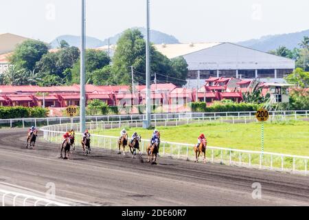 Courses hippiques à l'hippodrome Metroturf à Tanauan, Batangas, Philippines Banque D'Images