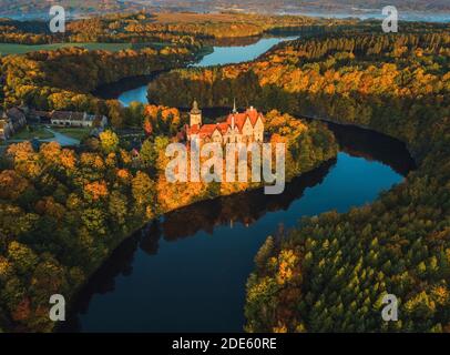 Château de Czocha aux couleurs de l'automne. Stankowice-Sucha, Basse-Silésie, Pologne. Banque D'Images