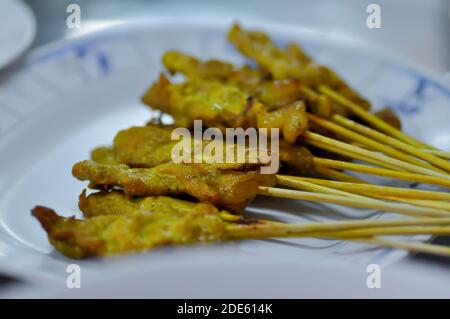 satay de porc, porc grillé ou satay de porc avec sauce Banque D'Images