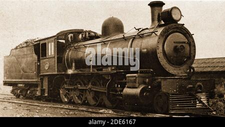 Afrique du Sud Histoire: Ex Cape Government Railways classe 8 779 4-8-0South African Railways classe 8 1088 4-8-0 avec reconstruit Type XF Numéro de tendBuilder: Neilson; Reid 6247Location: East London; Cape province ca. 1930 Banque D'Images