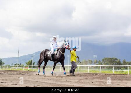 Courses hippiques à l'hippodrome Metroturf à Tanauan, Batangas, Philippines Banque D'Images