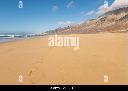 Empreintes de pieds dans le sable sur la plage de Cofete, île de Fuerteventura, îles Canaries, Espagne Banque D'Images