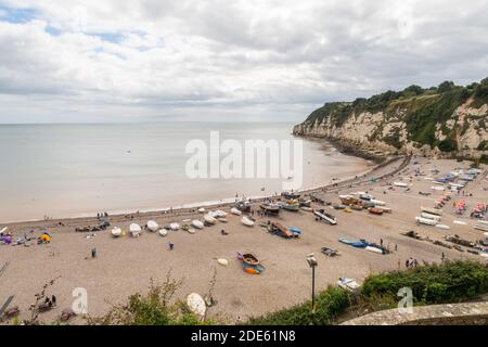 BEER, Royaume-Uni - 23 AOÛT 2020: Beer Beach au Royaume-Uni pendant l'été. Les gens peuvent être vus. Pris pendant une journée nuageux. Banque D'Images