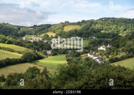 Branscombe village dans le sud du Devon le long de la côte anglaise. Affichage des champs et des bâtiments. Banque D'Images