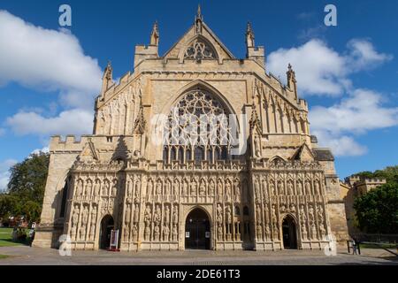 L'extérieur de la cathédrale d'Exeter (église de la cathédrale Saint-Pierre à Exeter) en Angleterre. Affichage de l'architecture détaillée. On peut voir les gens à proximité. Banque D'Images