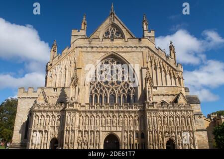 L'extérieur de la cathédrale d'Exeter (église de la cathédrale Saint-Pierre à Exeter) en Angleterre. Affichage de l'architecture détaillée. On peut voir les gens à proximité. Banque D'Images