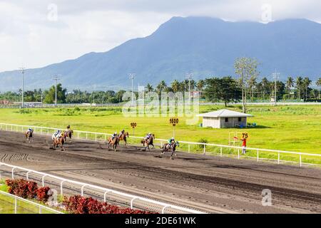 Courses hippiques à l'hippodrome Metroturf à Tanauan, Batangas, Philippines Banque D'Images