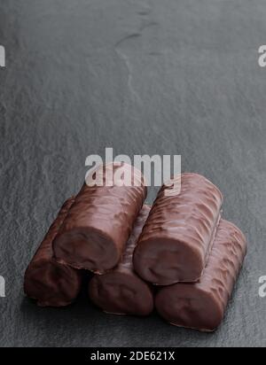 Génoise au chocolat recouverte de chocolat au lait sur pierre noire arrière-plan Banque D'Images