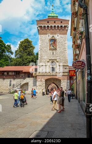 Cracovie, Pologne - 29 juillet 2018 : porte Saint-Florian à l'entrée de la vieille ville de Cracovie, rue Florianska, Cracovie, Pologne Banque D'Images