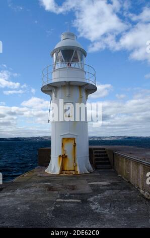 Brixham Pier Lighthouse à la fin de la Breakwater que Protège Brixham Harbour Devon Angleterre Royaume-Uni Banque D'Images
