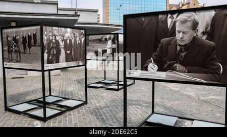 Cracovie, Pologne - 29 juillet 2018 : photos de l'holocauste à l'extérieur de l'usine de Schindler à Cracovie, Pologne Banque D'Images