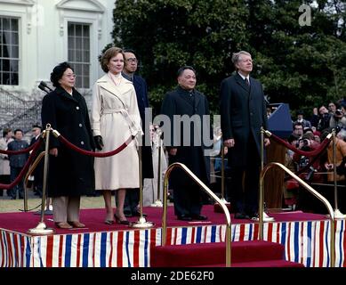 Madame Zhuo Lin Rosalynn carter Deng Xiaoping et Jimmy carter lors de la cérémonie d'arrivée du vice-premier ministre de la Chine. CA. 29 janvier 1979 Banque D'Images