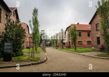 Auschwitz, Pologne - 30 juillet 2018 : casernes en briques rouges à l'intérieur du camp de concentration d'Auschwitz Birkenau, Pologne Banque D'Images
