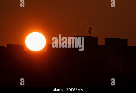 Stuttgart, Allemagne. 29 novembre 2020. Le soleil se couche derrière les gratte-ciel. Credit: Sebastian Gollnow/dpa/Alay Live News Banque D'Images