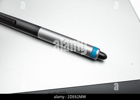 Québec, Canada - Jauary 6th, 2017: Gros plan d'un SmartPen Wacom sur une tablette graphique. Banque D'Images