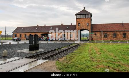 Auschwitz, Pologne - 30 juillet 2018 : le chemin de fer et l'entrée du Gatehouse d'Auscwitz au camp de concentration d'Auschwitz Birkenau, Pologne Banque D'Images