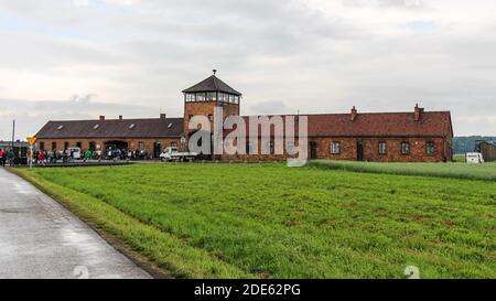 Auschwitz, Pologne - 30 juillet 2018 : porte d'Auschwitz II-Birkenau au camp de concentration d'Auschwitz Birkenau, Pologne Banque D'Images