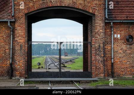 Auschwitz, Pologne - 30 juillet 2018 : les portes et la ligne de chemin de fer à l'entrée du camp de concentration d'Auschwitz Birkenau, Pologne Banque D'Images