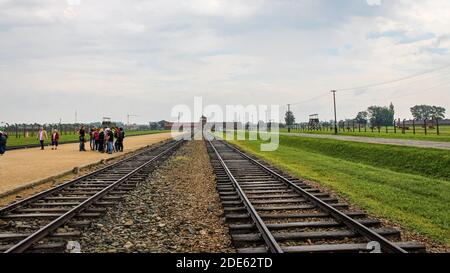 Auschwitz, Pologne - 30 juillet 2018 : lignes ferroviaires à l'intérieur du camp de concentration d'Auschwitz Birkenau Banque D'Images