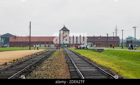 Auschwitz, Pologne - 30 juillet 2018 : lignes de chemin de fer à l'intérieur du camp de concentration d'Auschwitz Birkenau, avec le Gatehouse en arrière-plan, Pologne Banque D'Images