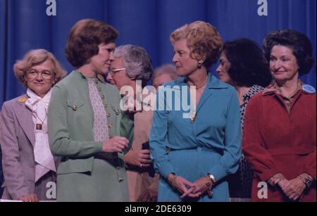 Rosalynn carter avec Betty Ford et Ladybird Johnson à la National Womens Conference. CA. 19 novembre 1977 Banque D'Images