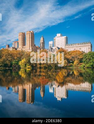 Bâtiments dans l'Upper East Side et couleur d'automne au lac, à Central Park, Manhattan, New York City Banque D'Images