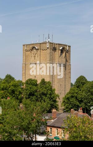 Tour de Lincoln Waterworks vue depuis la promenade médiévale sur les murs du château de Lincoln, Lincoln, Lincs, Royaume-Uni. Banque D'Images