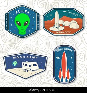 Ensemble de logo, badge, patch de mission spatiale. Concept d'illustration vectorielle pour chemise, imprimé, timbre. Design typographique vintage avec fusée spatiale, Alien, mars City, camping-car sur la lune et silhouette de terre Illustration de Vecteur