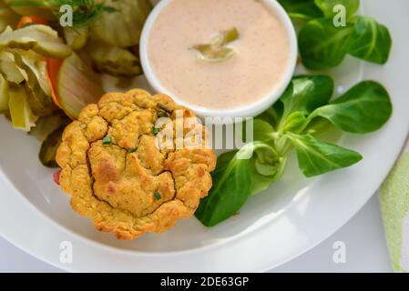 Muffins aux légumes végétaliens avec sauce légère au piment-mayonnaise et salade de cornichons au concombre, gros plan, laitue d'agneau Banque D'Images