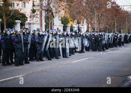 Immense foule d'officiers de police armés avec des boucliers de protection S'appuyant sur la manifestation anti gouvernementale slovaque contre les restrictions du virus corona Banque D'Images