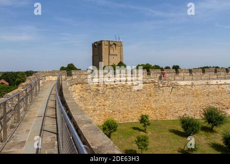 Vue le long d'une partie de la promenade du mur médiéval sur les murs du château de Lincoln avec la tour Lincoln Waterworks derrière, Lincoln, Lincs, Royaume-Uni. Banque D'Images