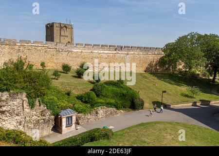 Vue générale à l'intérieur des murs du parc du château de Lincoln, Lincoln, Lincs, Royaume-Uni. Banque D'Images
