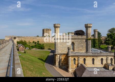 Vue générale de l'autre côté de la cour de la couronne de Lincoln, vue depuis la promenade du mur médiéval sur les murs du château de Lincoln, Lincoln, Lincs, Royaume-Uni. Banque D'Images