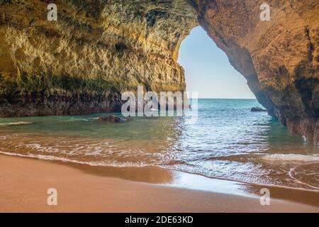 Grotte de la mer de Benagil, vue des trous de mer de l'intérieur, Algarve, Portugal, destination touristique populaire Banque D'Images