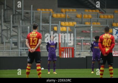 Mechelen, Belgique. 29 novembre 2020. MECHELEN, BELGIQUE - NOVEMBRE 29 : joueurs photographiés pendant le silence de 1Õ avant le match de la Jupiler Pro League 14 entre KV Mechelen et K. Beerschot V.A. le 29 novembre 2020 à Mechelen, Belgique. (Photo de David Pintens/Isosport) Credit: Pro Shots/Alamy Live News Banque D'Images