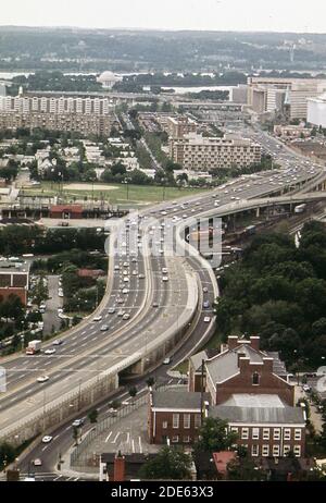 Autoroute du sud-ouest; vue vers l'ouest (Washington D.C.) ca. 1973 Banque D'Images