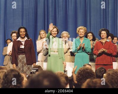 Rosalynn carter à la Conférence nationale des femmes avec Betty Ford et Ladybird Johnson. CA. 19 novembre 1977 Banque D'Images