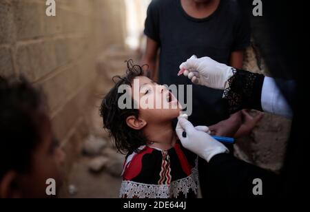 Sanaa, Yémen. 29 novembre 2020. Un agent de santé yéménite vaccine un enfant contre la polio dans le cadre d’une campagne nationale de vaccination de trois jours, qui vise à vacciner plus de 5 millions d’enfants à travers le Yémen. Credit: Hani al-ANSI/dpa/Alay Live News Banque D'Images