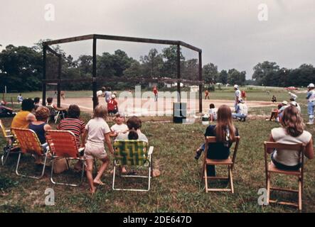 Helen et Robertstown; les habitants de la région de Géorgie regardent un match de softball à pas lent en cours au terrain de jeux de l'école de Sautee-nacoochee à Sautee; à huit miles au sud-est d'Helen sur l'autoroute 255 en dehors d'Helen, environ 10 millions de dollars est en cours, ce qui doublera les installations touristiques et affectera les résidents de la région. La nouvelle construction est le résultat d'une rénovation réussie du quartier des affaires Helen sur le thème des Alpes bavaroises Banque D'Images