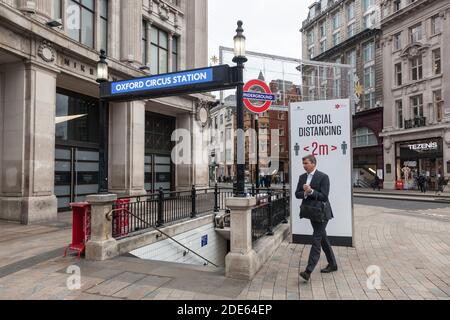 Une rue vide d'Oxford Street, dans le centre de Londres, lors du second confinement national de Covid 19 de 2020 Banque D'Images