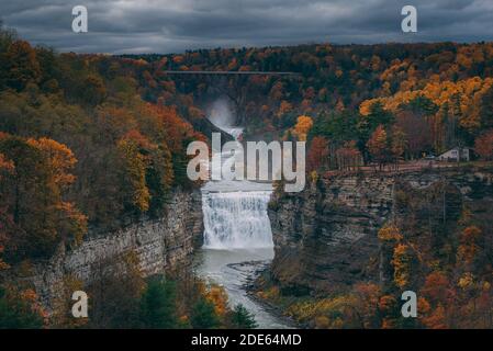 Vue d'automne sur la rivière Genesee et Middle Falls depuis inspiration point, dans le parc national de Letchworth, New York Banque D'Images