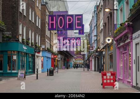 Le 23 novembre 2020, une rue Carnaby vide, dans le centre de Londres, lors du second confinement national de Covid 19 de 2020 Banque D'Images