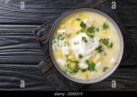 Délicieux bouillon de poulet américain latino avec pommes de terre, œufs, fromage blanc et coriandre dans un bol sur la table. Vue horizontale du dessus Banque D'Images