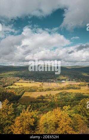 Vue sur la région d'Ellenville depuis la route 52, dans les montagnes Shawangunk, New York Banque D'Images