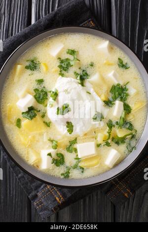 Pisca andina est un petit déjeuner traditionnel vénézuélien de bouillon de poulet avec des pommes de terre, des œufs, du fromage en gros plan dans un bol sur la table. Vue verticale sur le dessus Banque D'Images