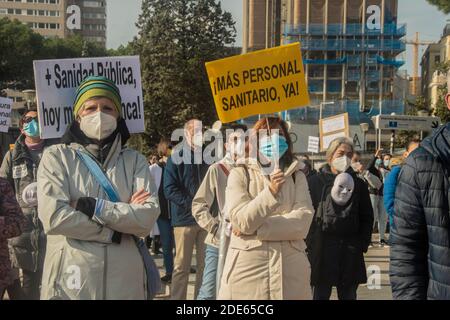 La marea blanca a marché ce dimanche de Neptune à Colón pour dire "assez! À la gestion chaotique et imprudente de la santé du gouvernement d'Isabe Banque D'Images