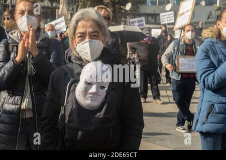 La marea blanca a marché ce dimanche de Neptune à Colón pour dire "assez! À la gestion chaotique et imprudente de la santé du gouvernement d'Isabe Banque D'Images